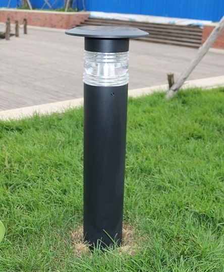 LUZ de bolardo solar modelo instalada en el parque